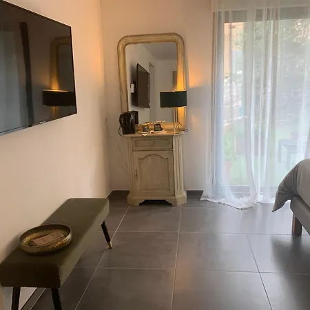 Escapade Martegale Homestay *